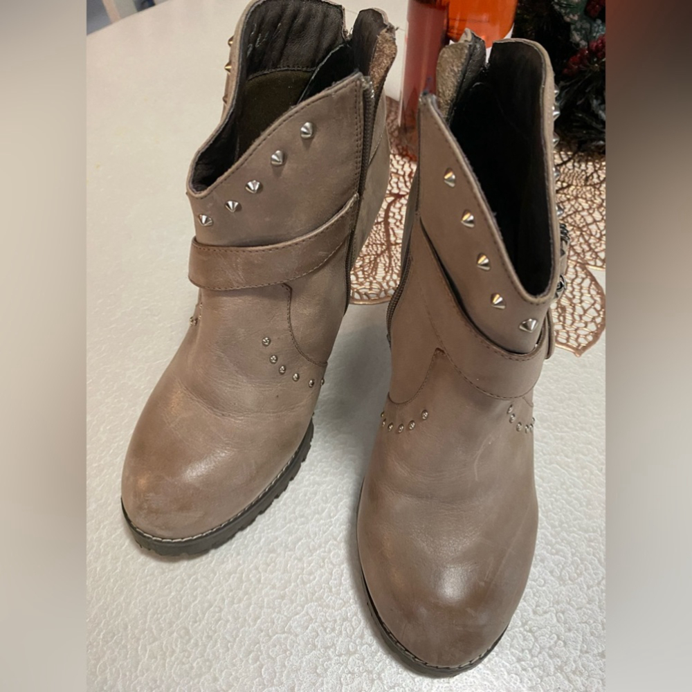 Envy Spumoni studded ankle booties genuine leather light brown US 8.5 high heels